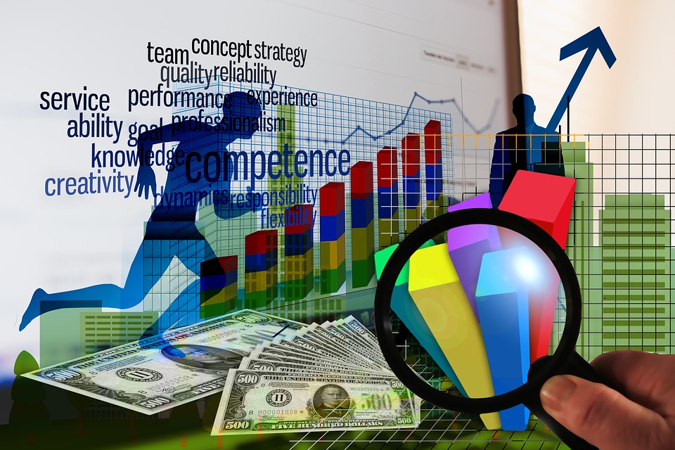 persona corriendo, gráficas, dinero y lupa.