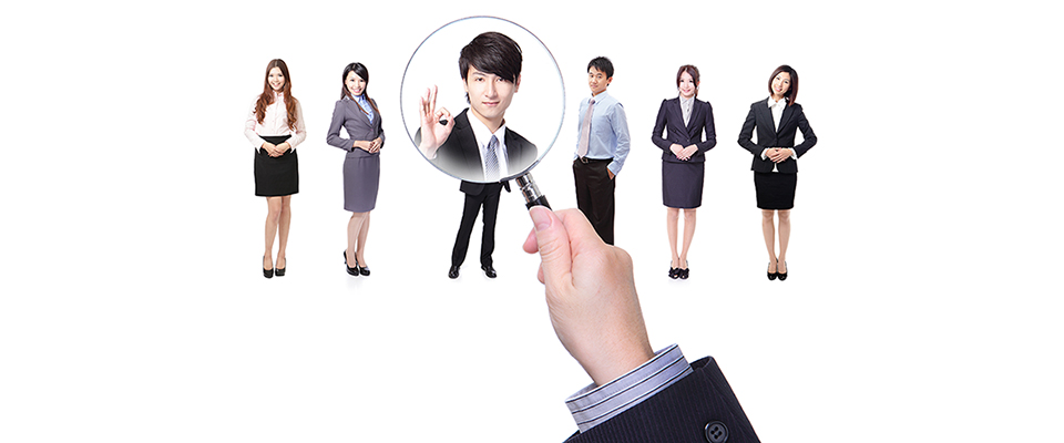 Persona con lupa en mano