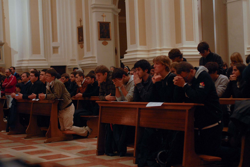 Personas en la iglesia