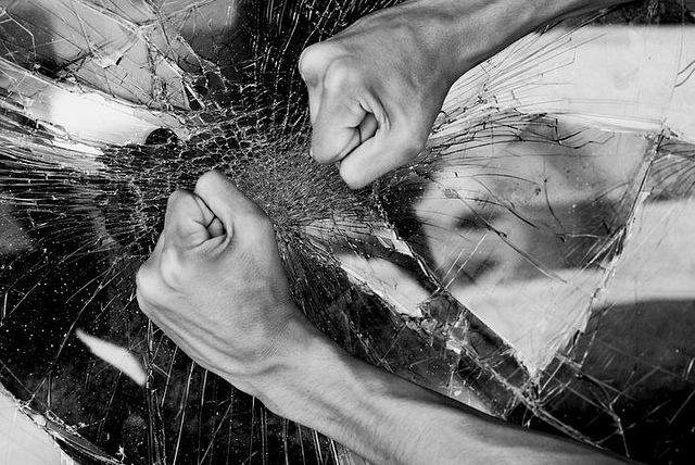 Cristal roto por violencia