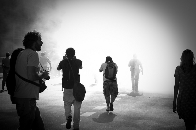 Gente caminando sin rumbo