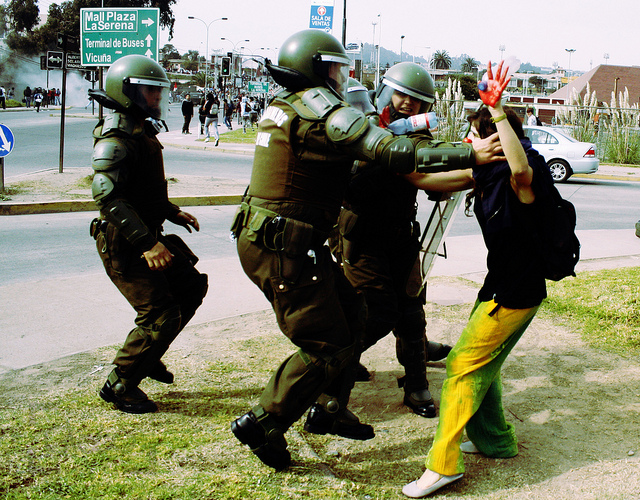 Policía deteniendo a manifestante