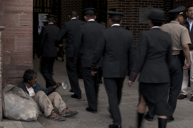 Persona pidiendo limosna