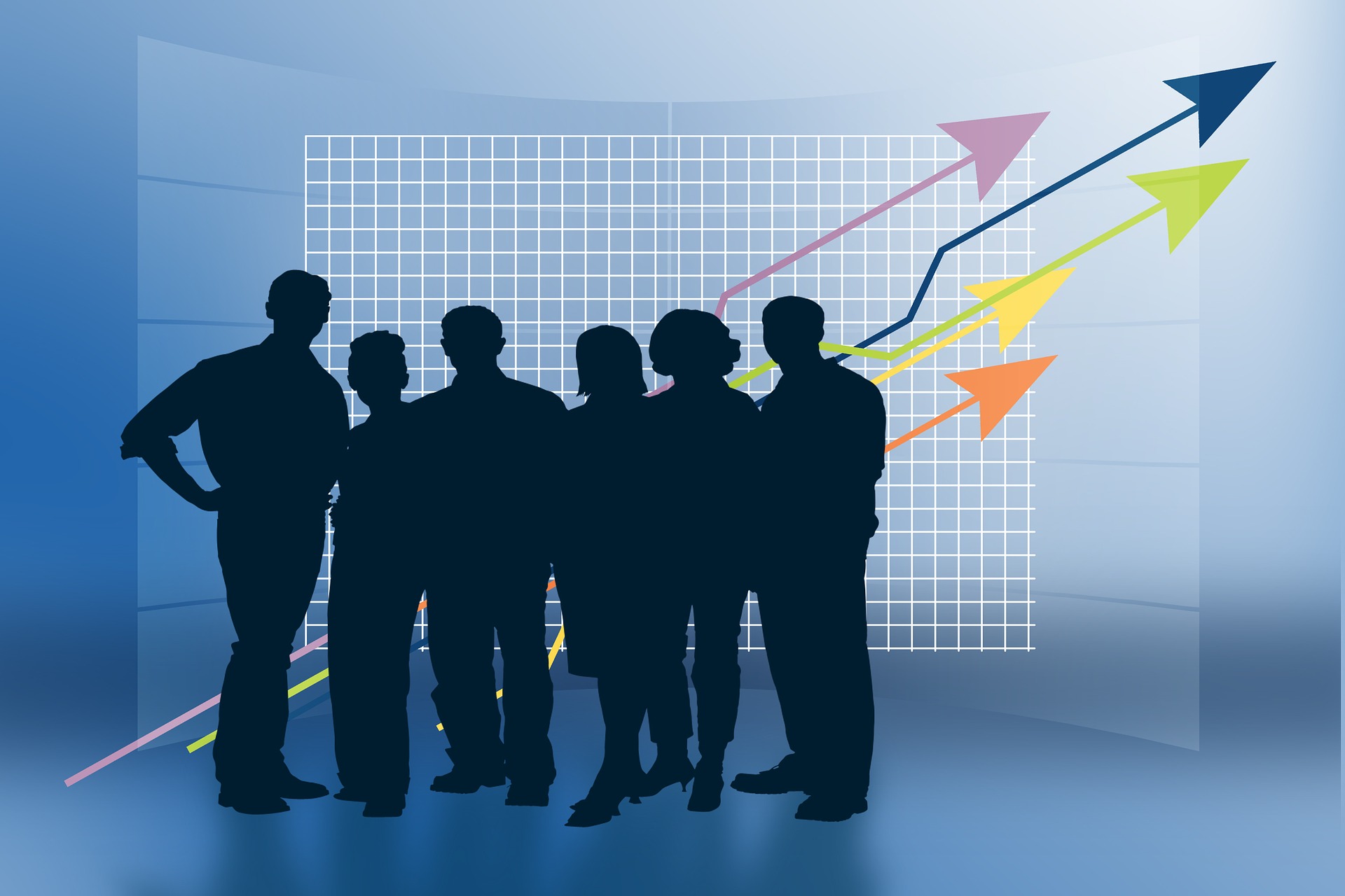 Siluetas de personas viendo al frente, al fondo, flechas ascendentes de colores