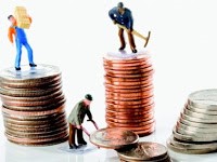 Muñecos de hombre sobre monedas simulando que trabajan