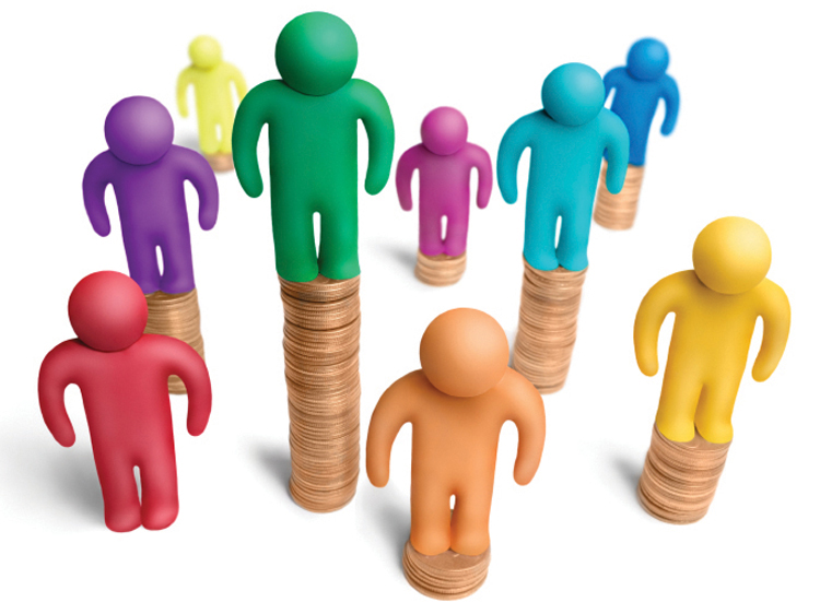 Personas paradas sobre piezas de rompecabezas separadas