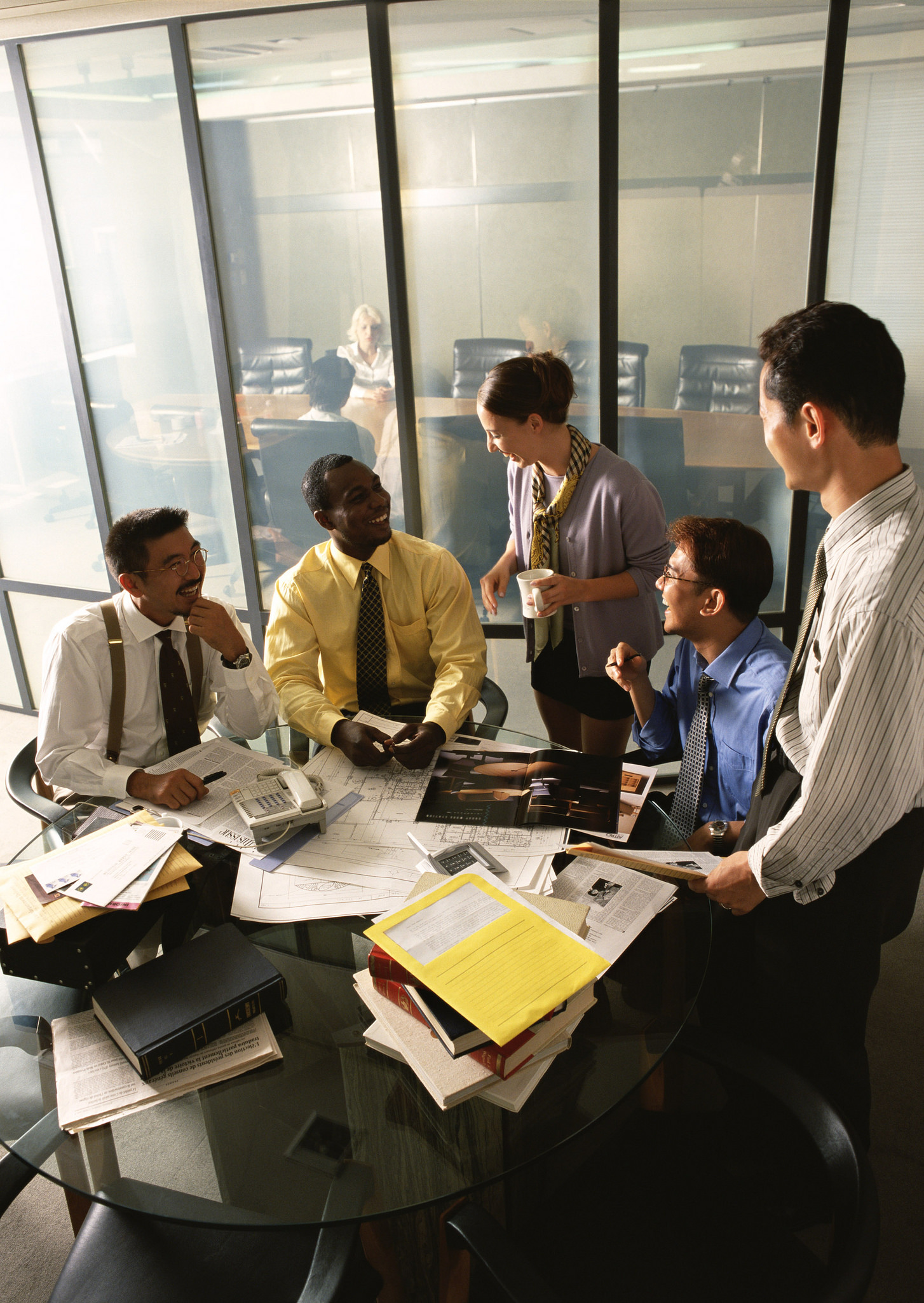 Personas reunidas en una oficina