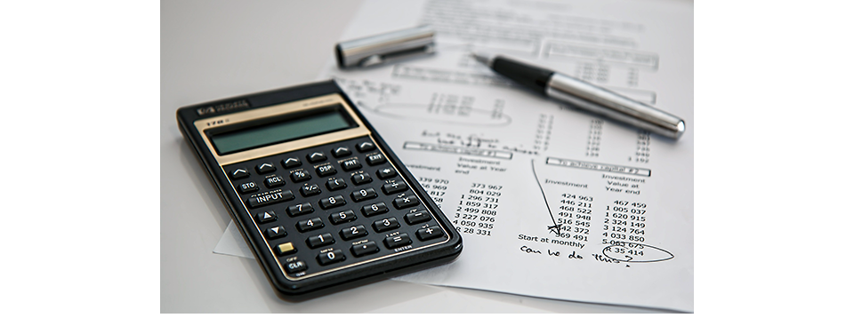 Calculadora sobre documentos contables.