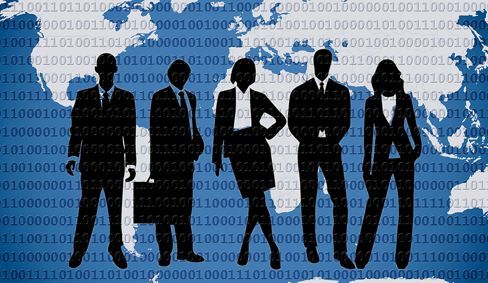 Siluetas de personas viendo al frente, como marca de agua un mapa del mundo.