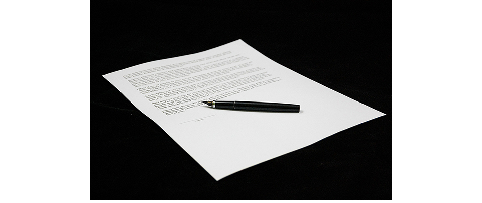 Pluma fuente sobre un documento.