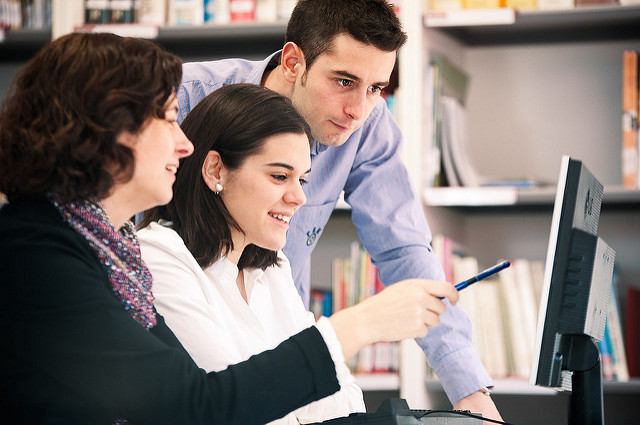 Empleados frente a computadora