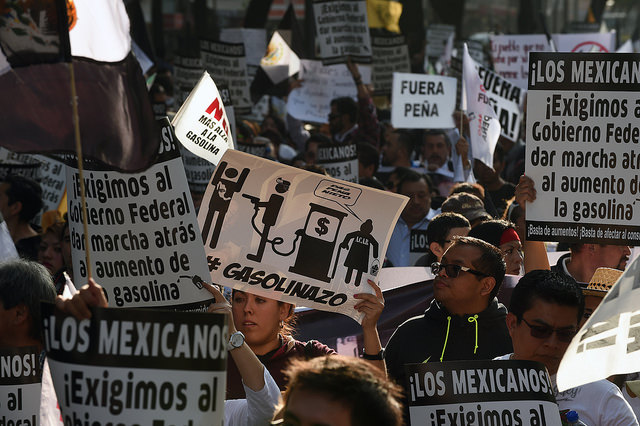 Protesta contra aumento de precio en gasolina