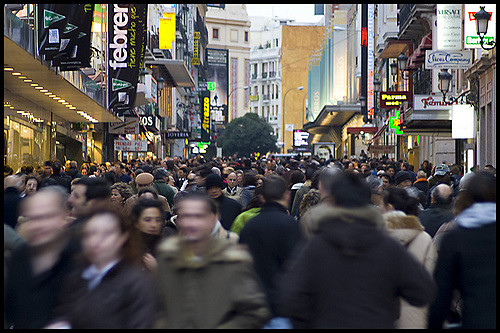Calle transitada por personas