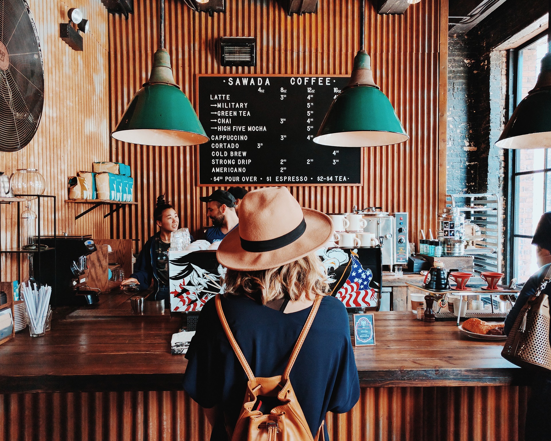 Persona frente al mostrador de una cafetería.