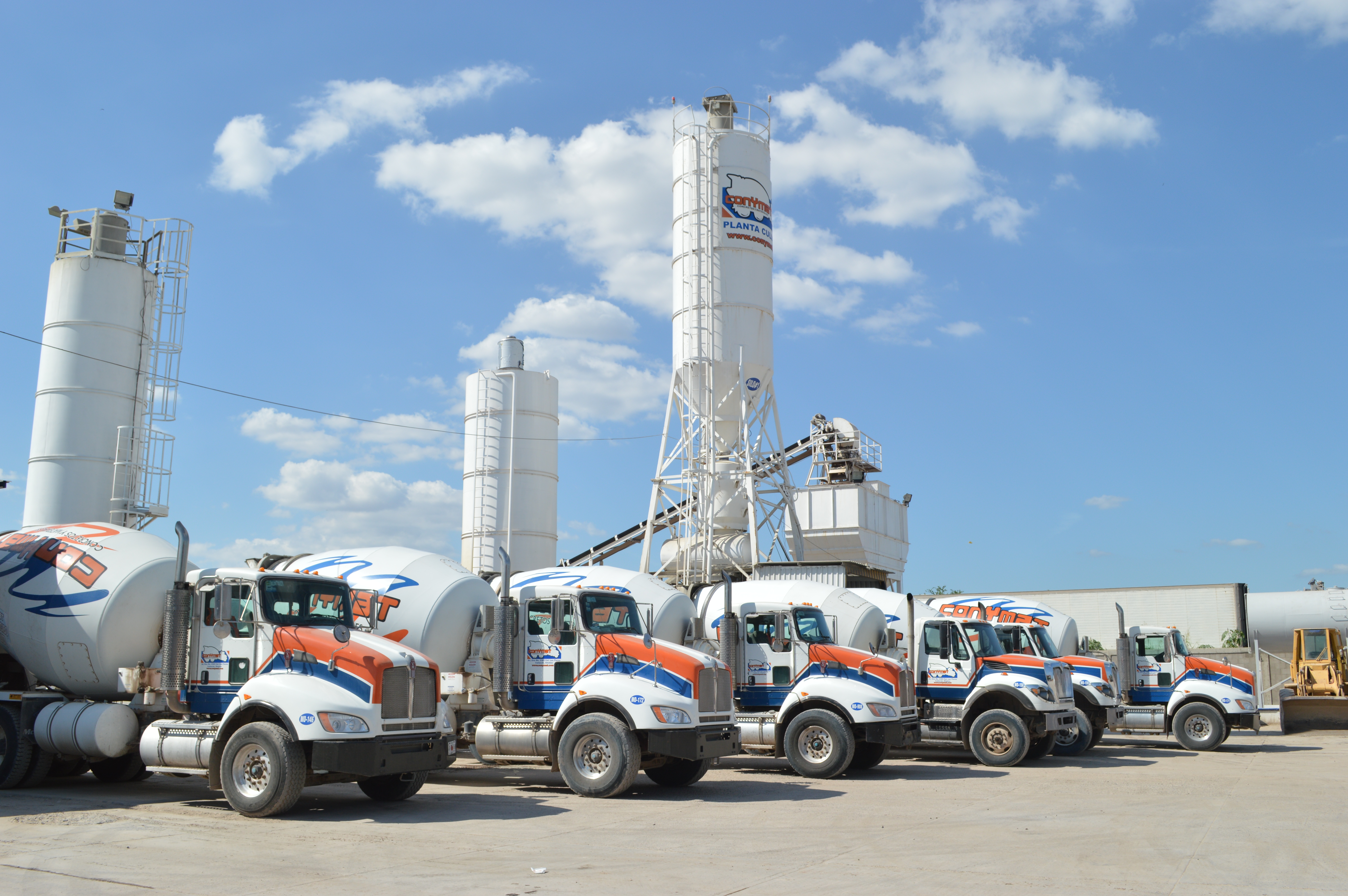 Camiones y edificios de una empresa