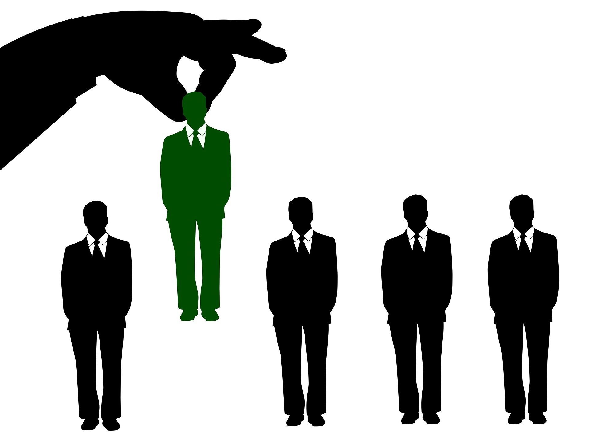 Siluetas de personas de pie y viendo al frente, sobre ellos una mano tomando una silueta.