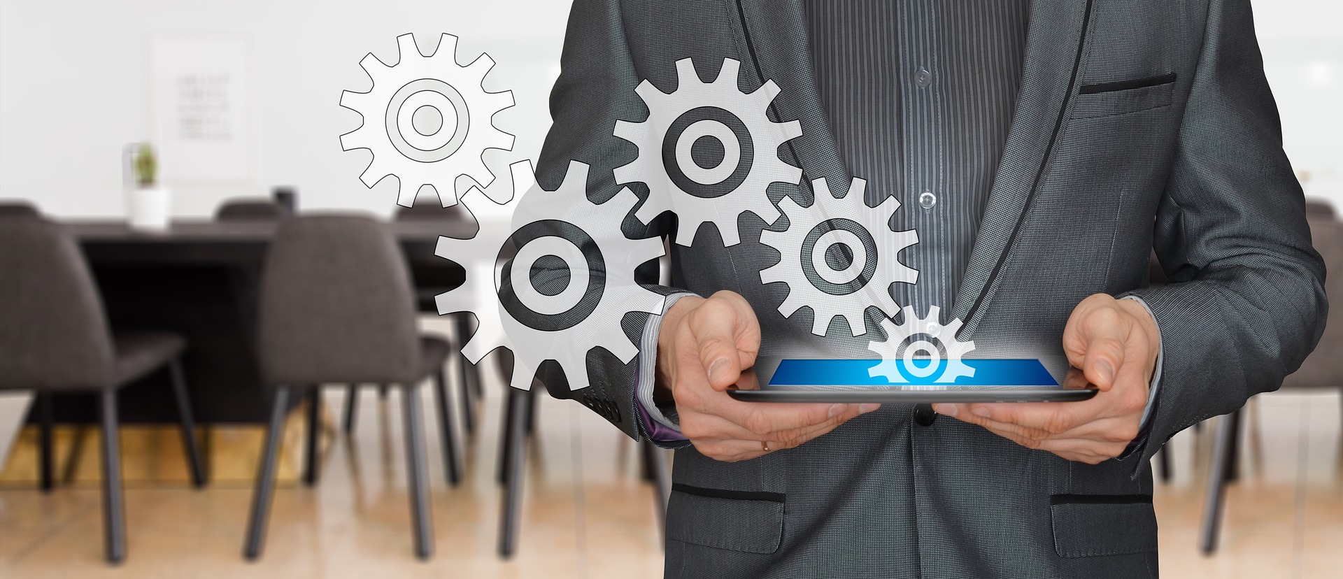Empresario con tableta y engranes