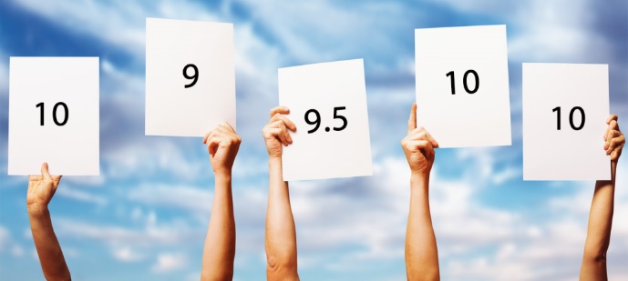 Brazos extendidos sosteniendo una calificación