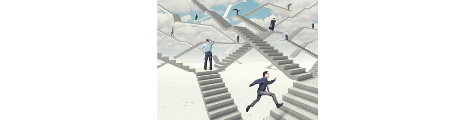 Personas en el cielo con escaleras, representando la decisión.