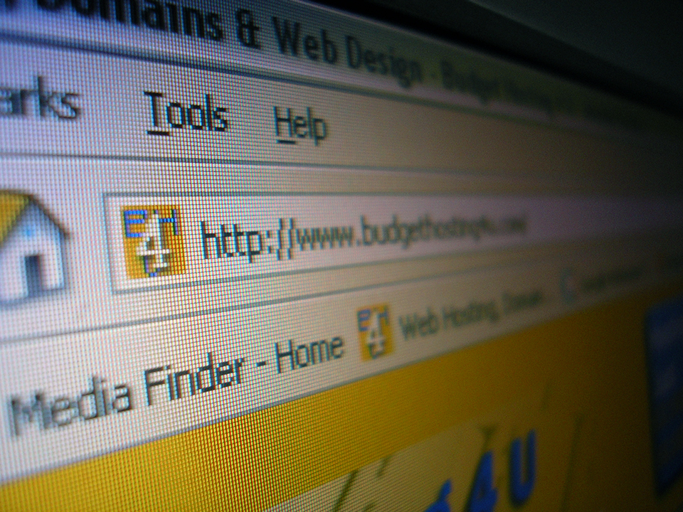 Acercamiento a la pantalla de computadora en la que se aprecian los pixeles que conforman la imagen