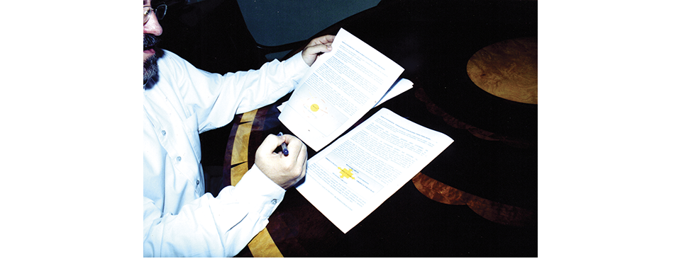 Persona con documentos.