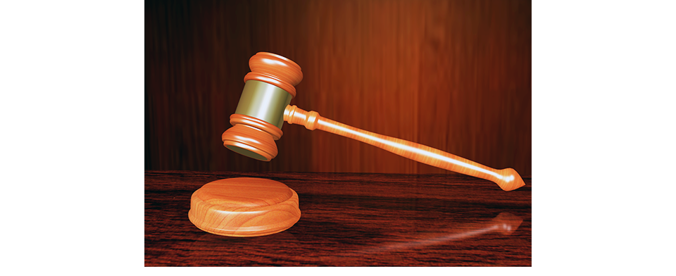 Mazo de juez sobre la mesa.