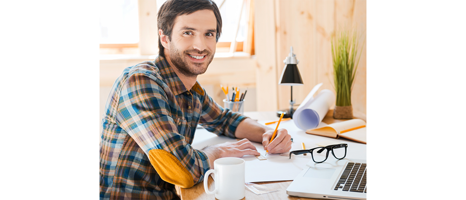 Empresario en un escritorio.