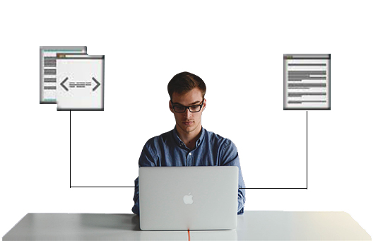 Persona sentada frente a una mesa con una laptop