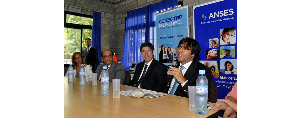 Grupo de directivos dando bienvenida a un programa de inducción de una empresa