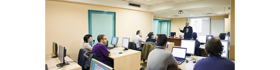 personal de una empresa tomando programa de inducción