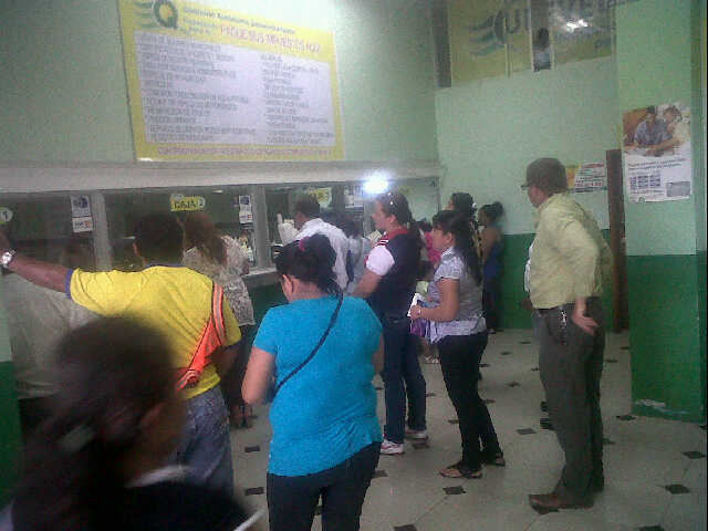 Gente formada haciendo trámites