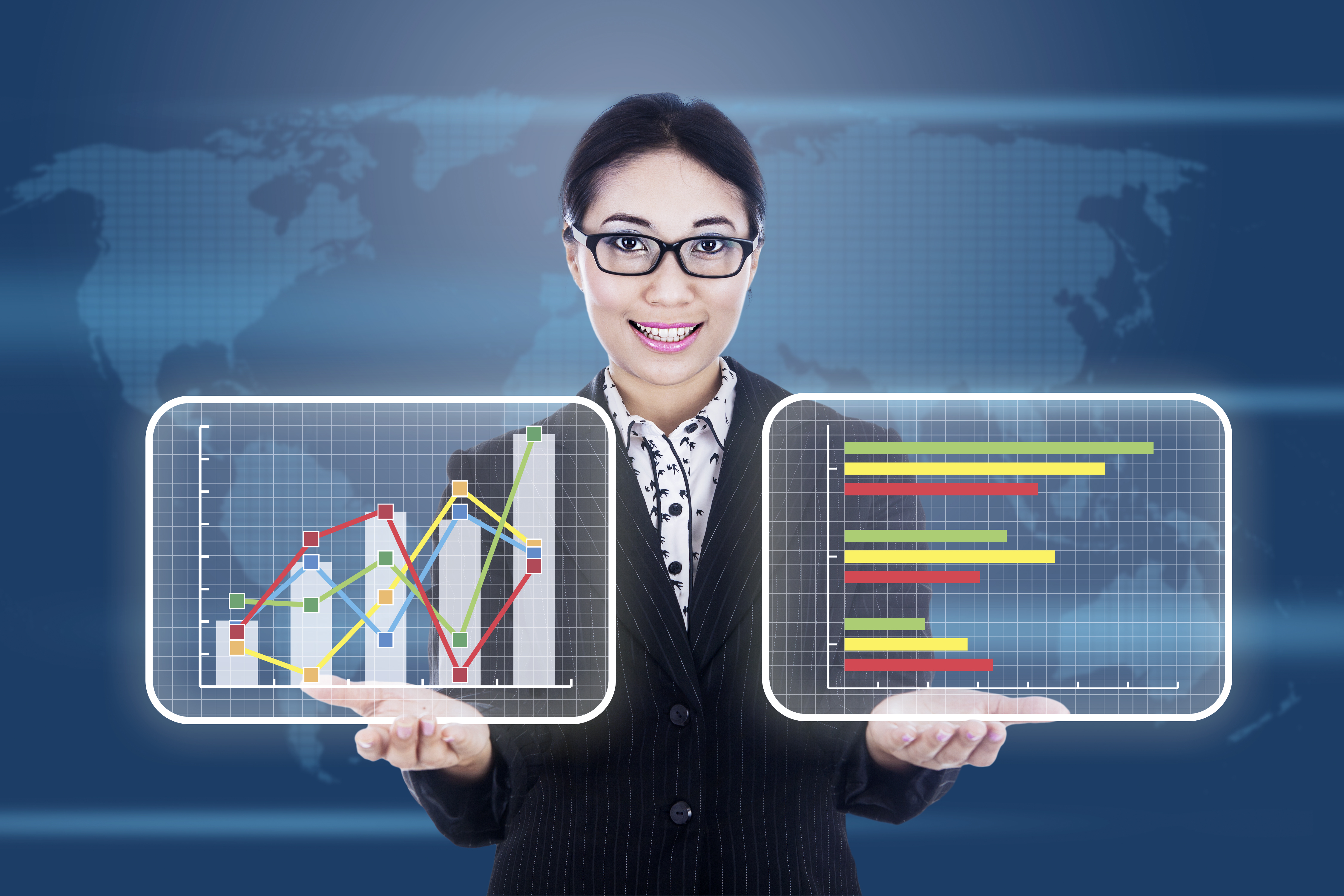 Mujer mostrando estadísticas