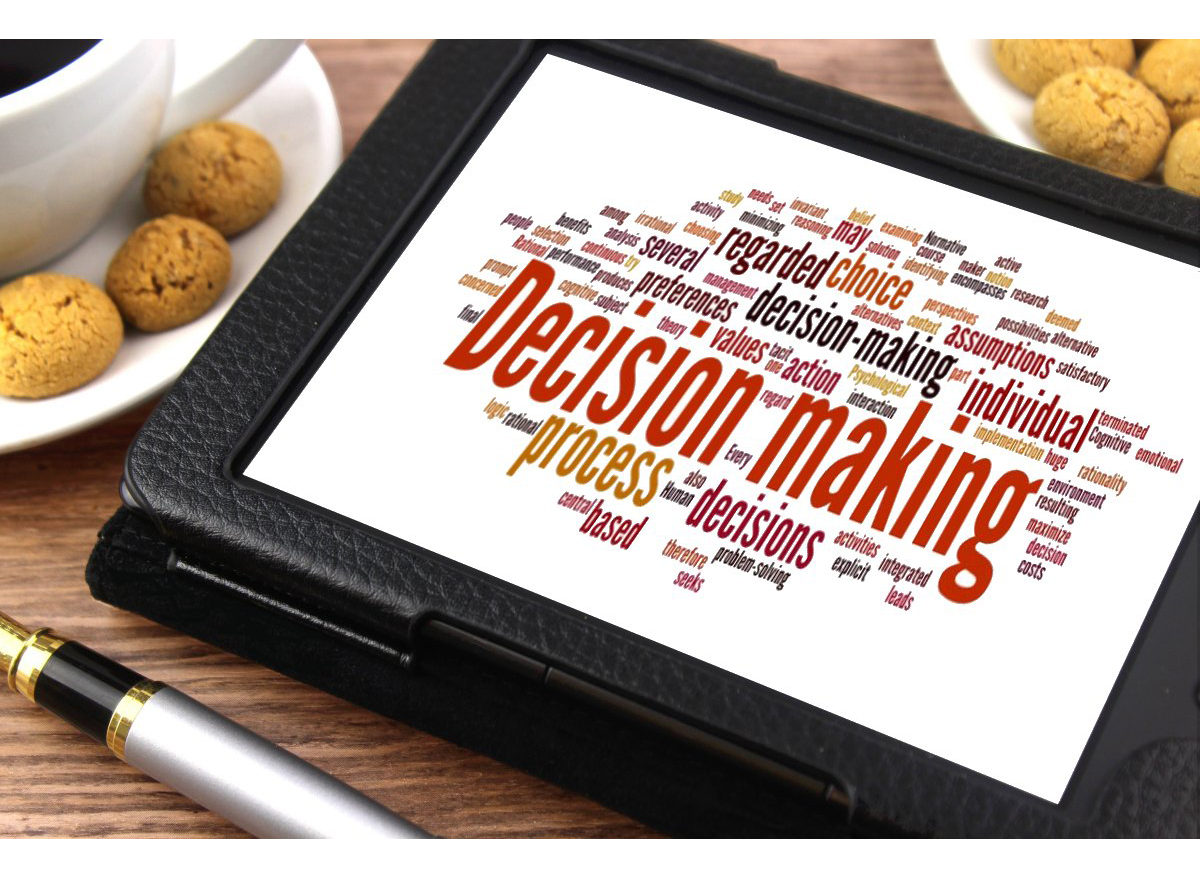 Tableta con palabras relacionadas a la toma de decisiones