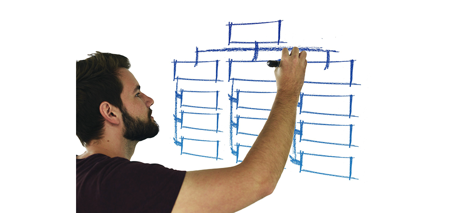Hombre dibujando un diagrama