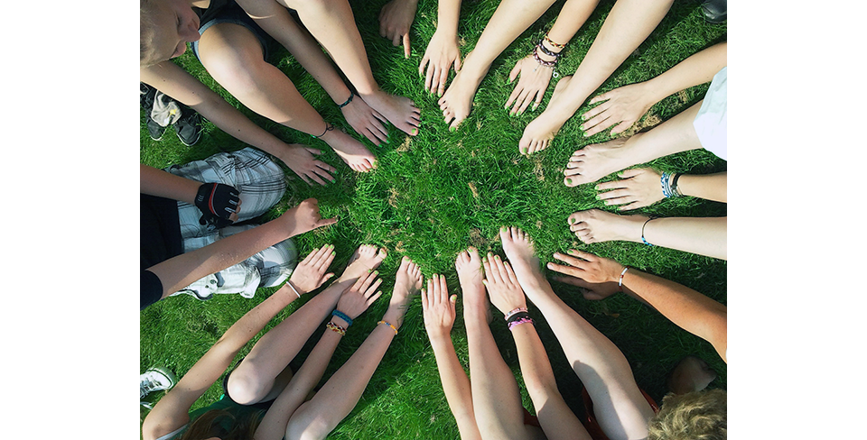 Manos y pies de un equipo de trabajo en círculo