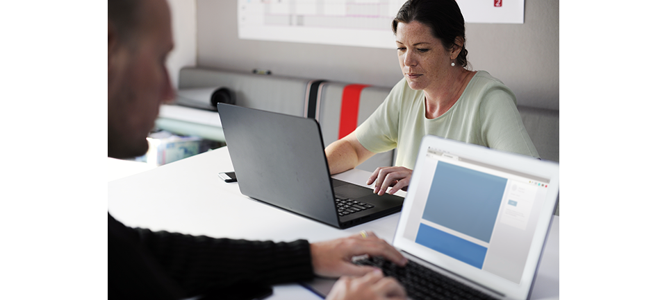 Hombre y mujer con laptops en una oficina 