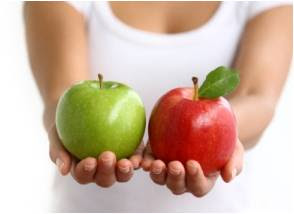 persona con dos manzanas diferentes en las manos