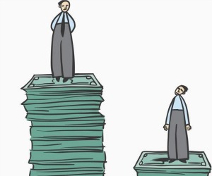 Personas paradas sobre torres de billetes de diferentes alturas