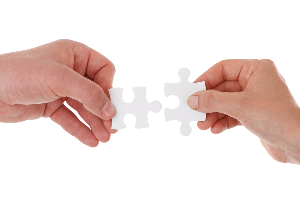 Personas sentadas levantando la mano.