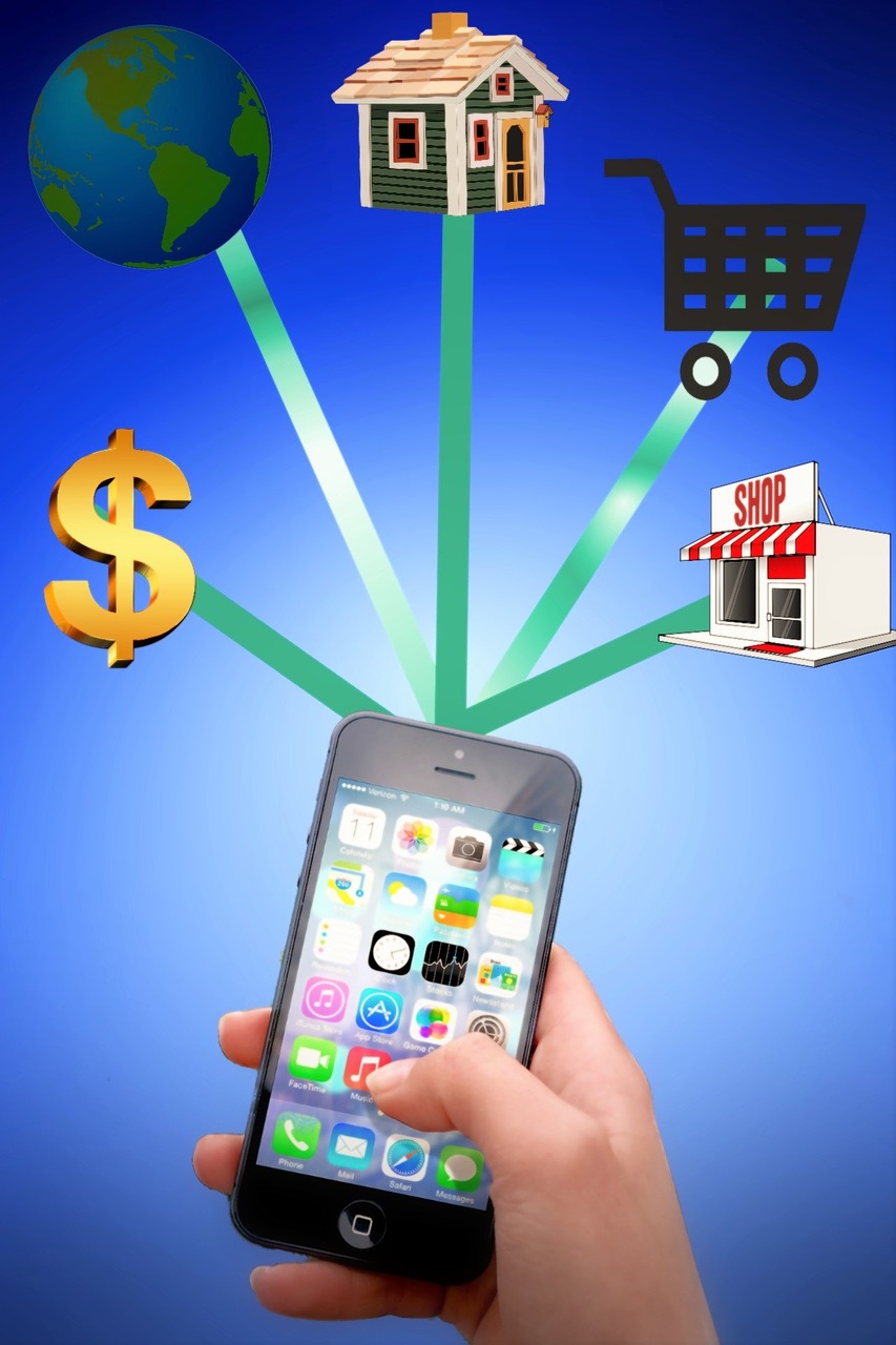 Persona realizando una compra en línea en un celular, sobre este, las siguientes imágenes; símbolo de pesos, mundo, casa, carro de supermercado y una tienda.