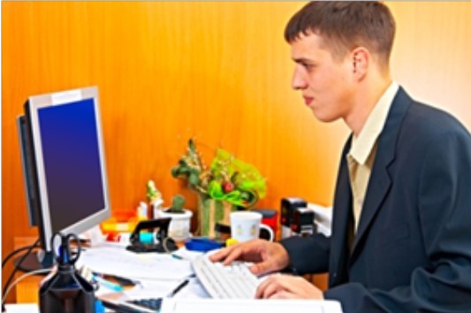 Hombre frente a una computadora