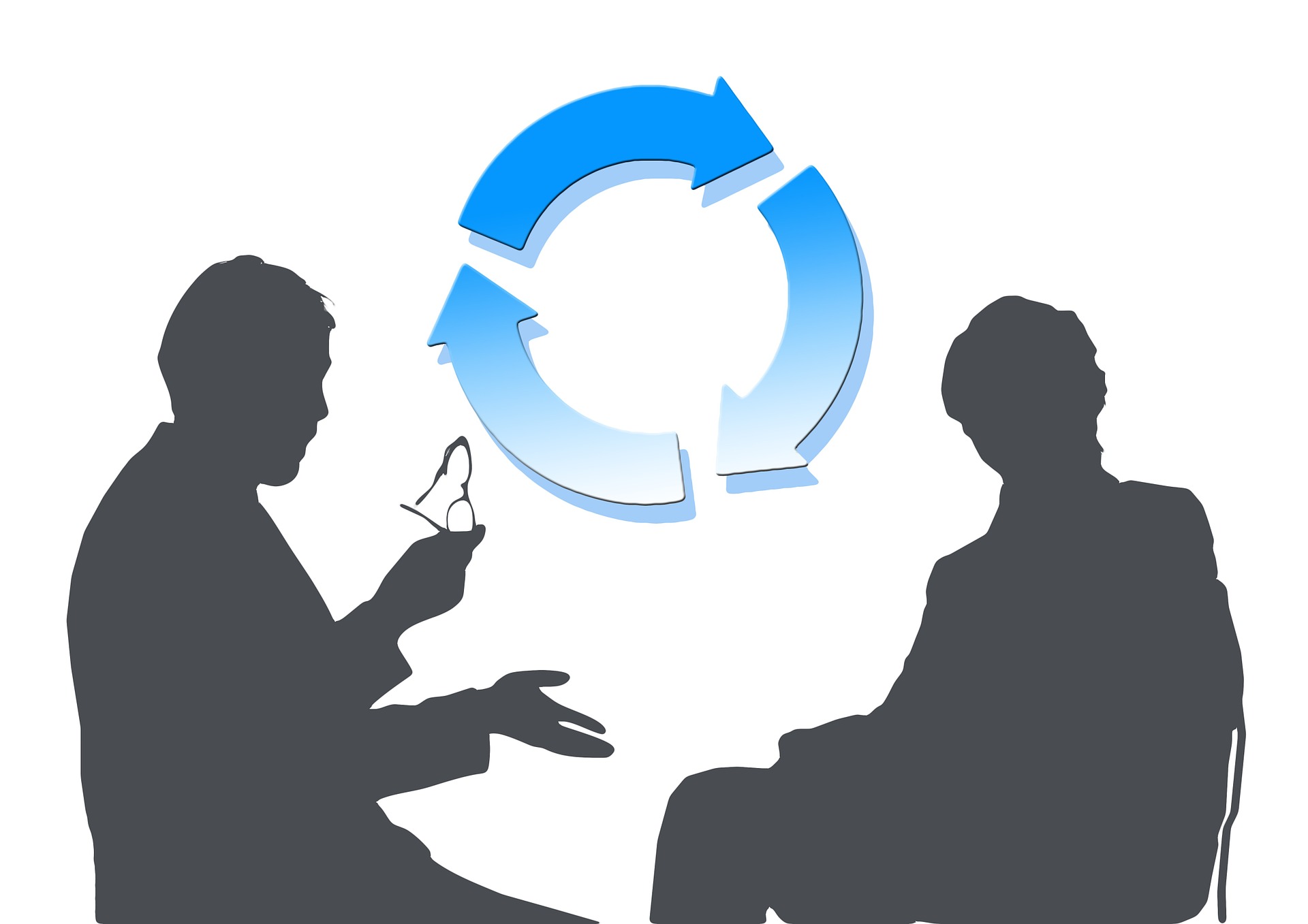 Dos personas conversando, al centro flechas que indican un proceso.