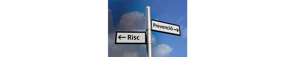 Poste con letreros de caminos diferentes: riesgo y prevención