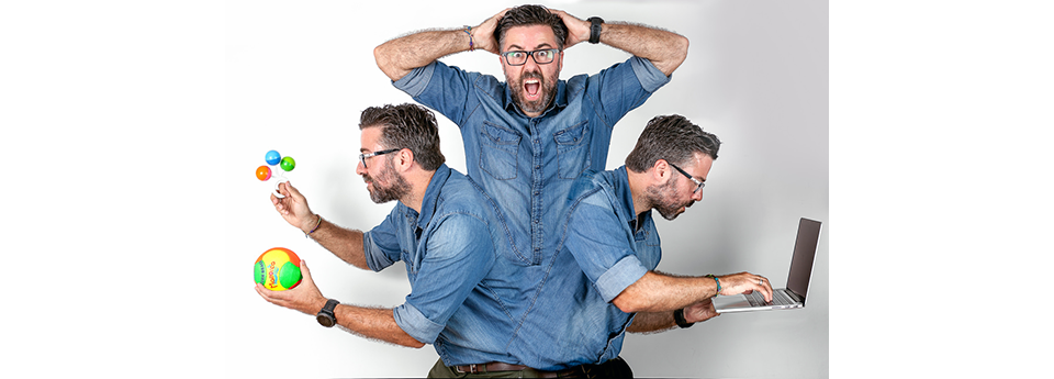 Hombre estresado realizando tres actividades al mismo tiempo