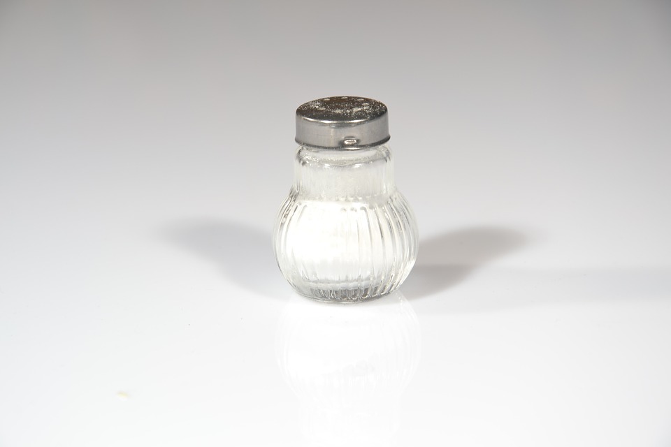 Salero de vidrio con sal dentro