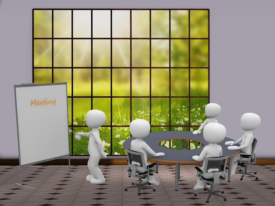 Personas reunidas en una sala de juntas.