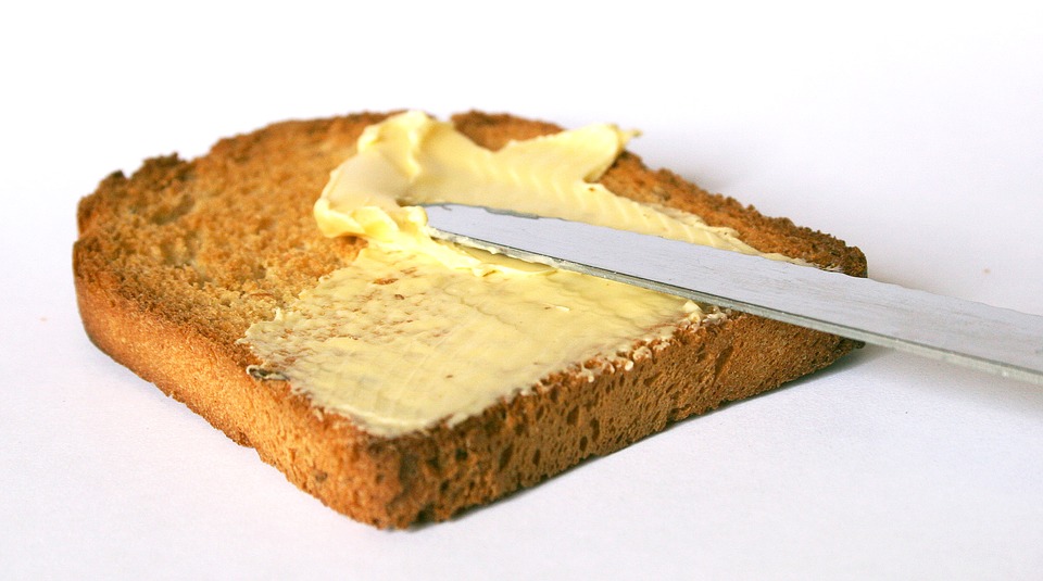 Rebanada de pan tostado untada con mantequilla
