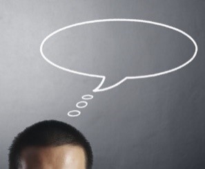 Cabeza de hombre con globo de pensamiento.