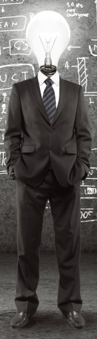 Hombre con cabeza de foco de pensamiento.