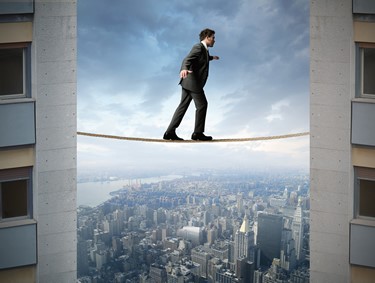 Hombre caminando en una cuerda floja.